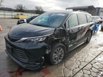  Salvage Toyota Sienna