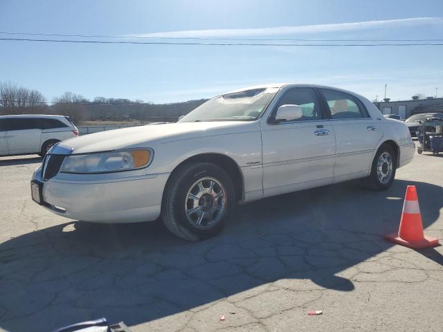  Salvage Lincoln Towncar