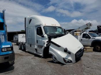  Salvage Freightliner Cascadia 1
