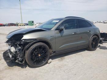  Salvage Porsche Macan 4