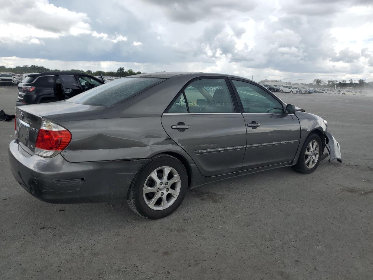 Toyota Camry Le Image 2