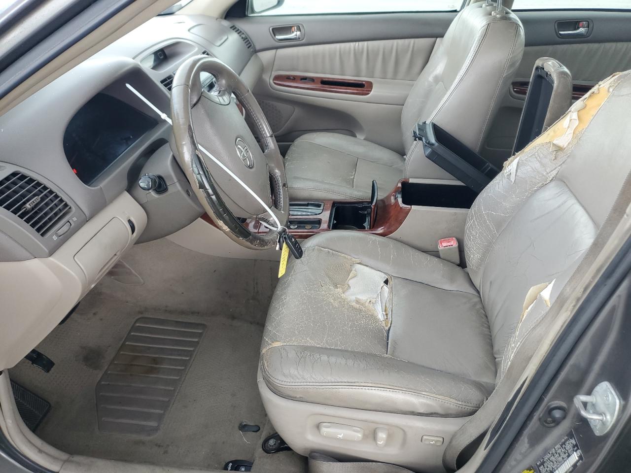 Toyota Camry Le Image 5