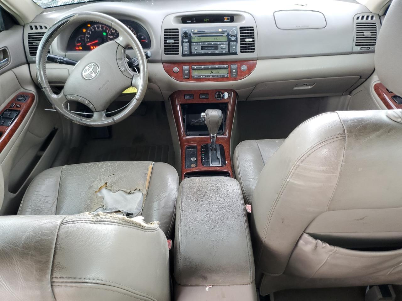 Toyota Camry Le Image 11