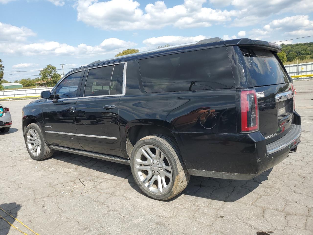 GMC Yukon Denali Image 3