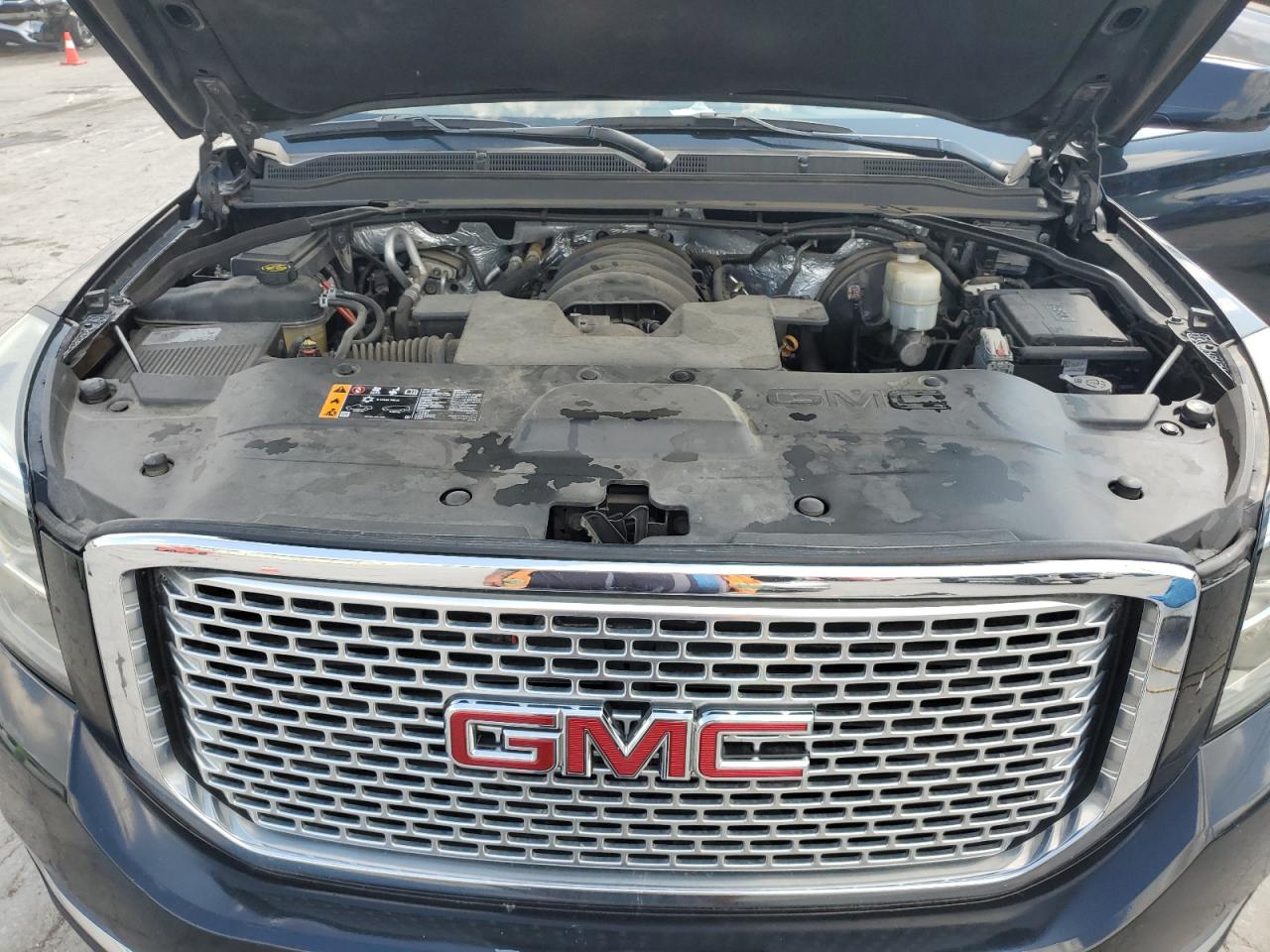 GMC Yukon Denali Image 11