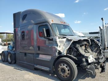  Salvage Freightliner Cascadia 1