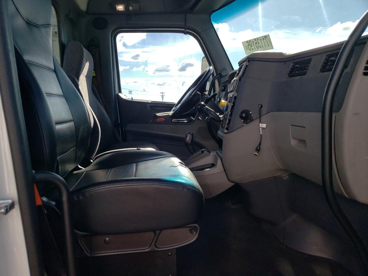 Peterbilt Tractor 579 Image 3