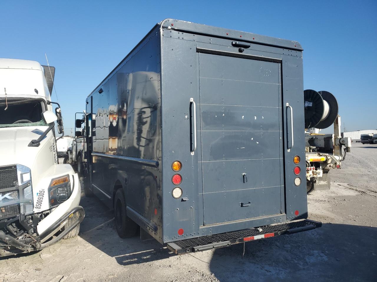 Freightliner Chassis M M Line Walk-in Van Image 9