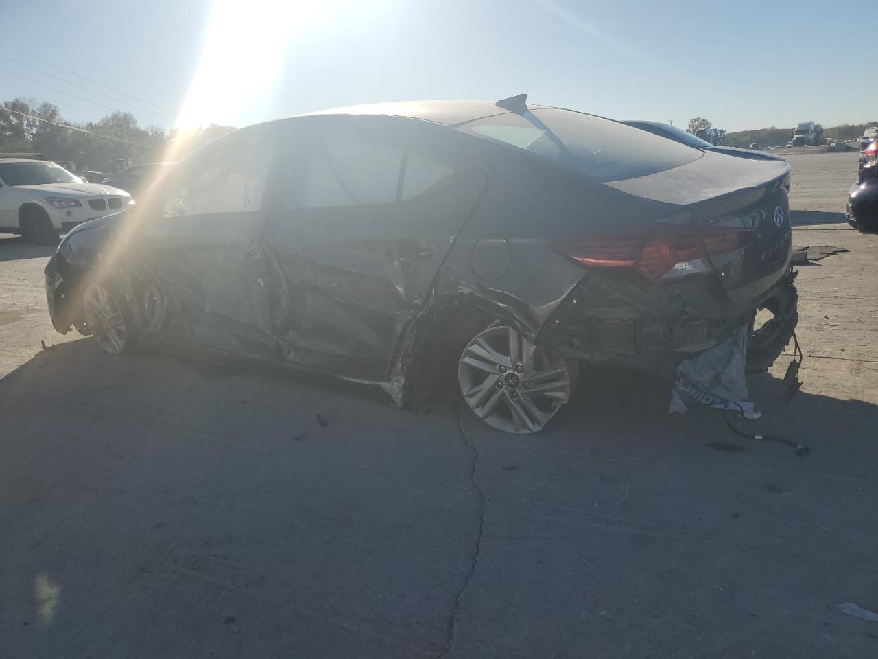 Hyundai ELANTRA Sel Image 2