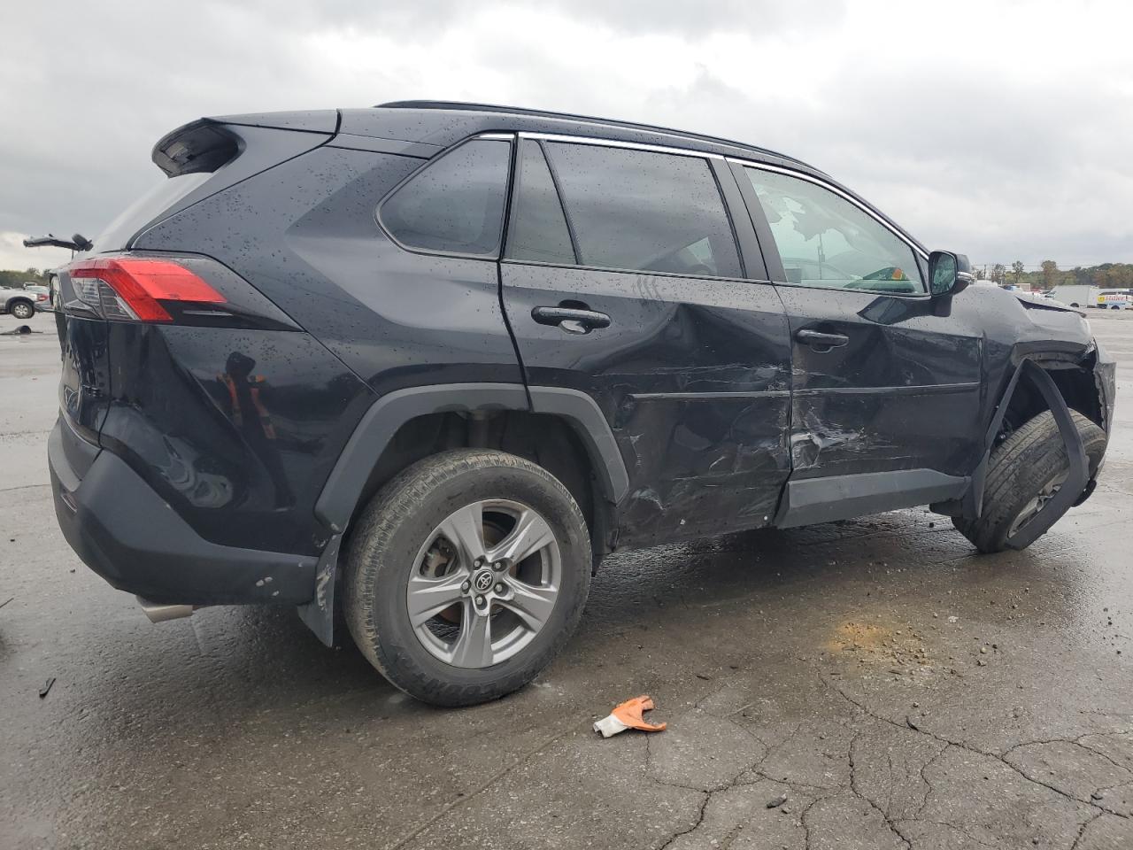 Toyota RAV4 Xle Image 3