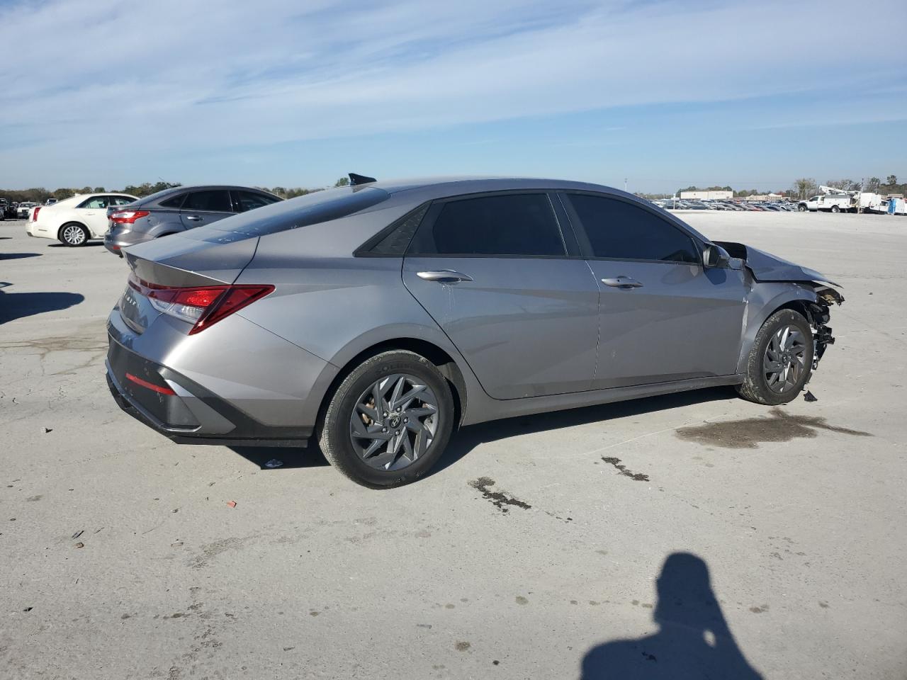 Hyundai ELANTRA Sel Image 2