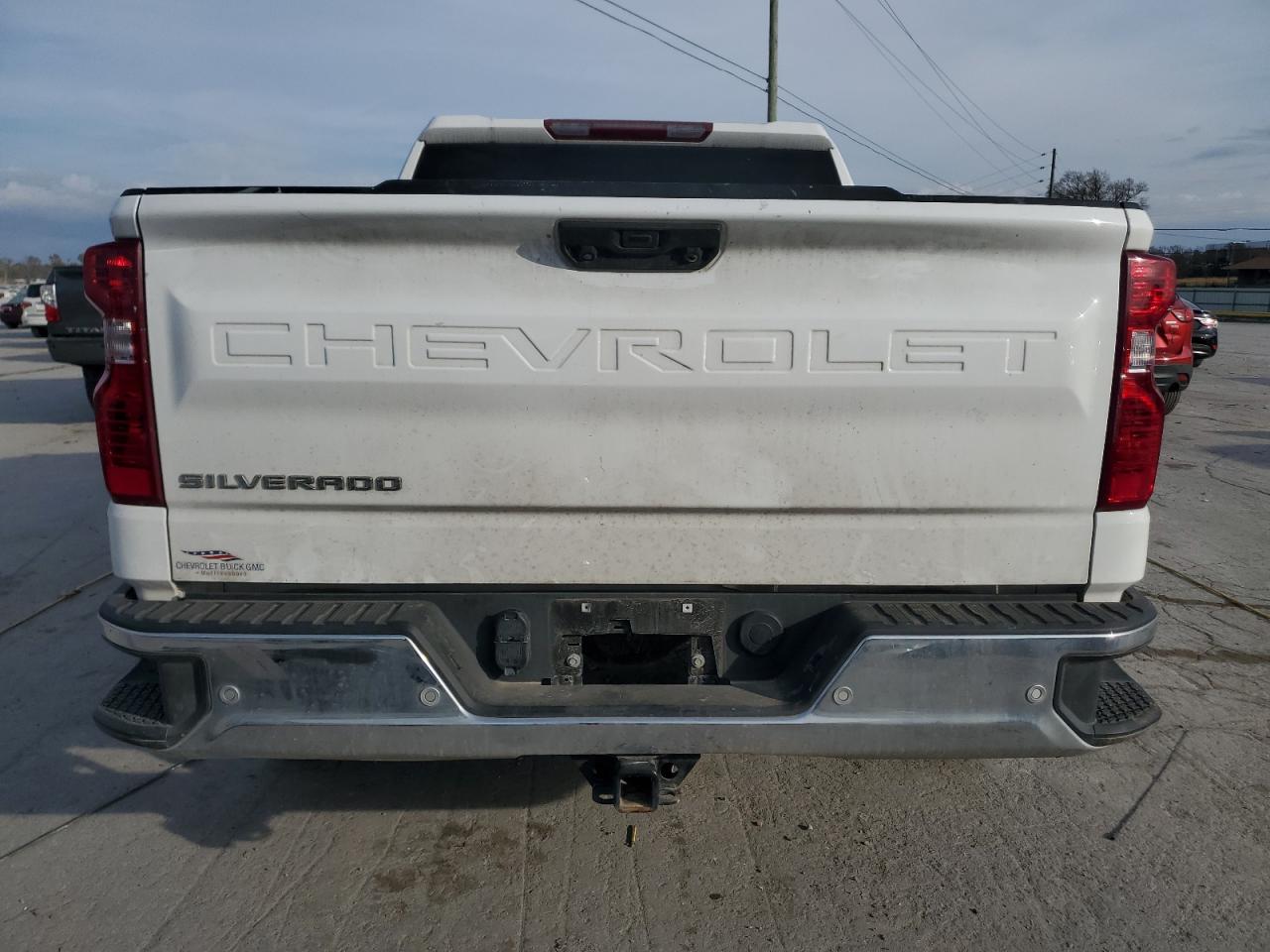 Chevrolet Silverado C1500 Image 3