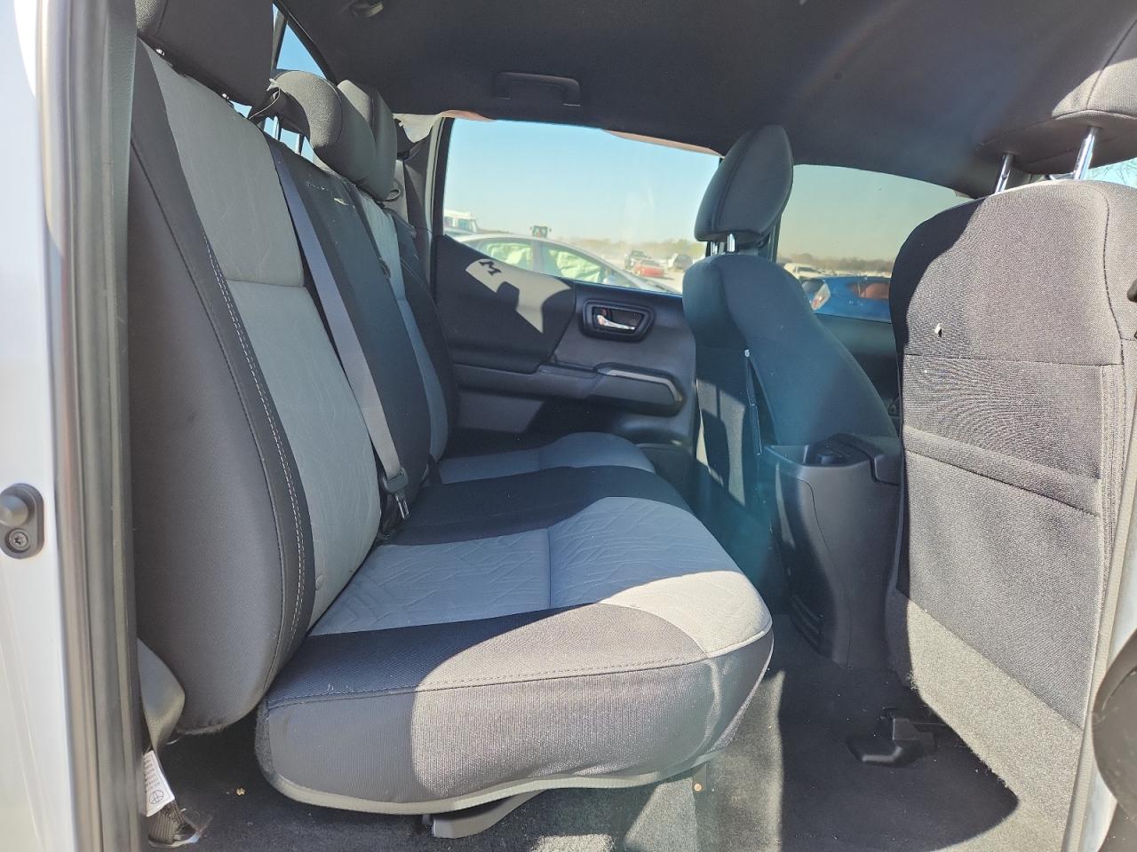 Toyota Tacoma Double Cab Image 3