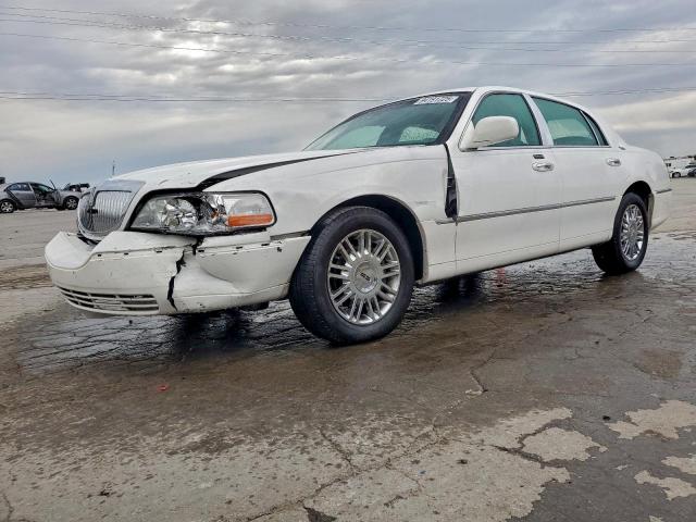  Salvage Lincoln Towncar