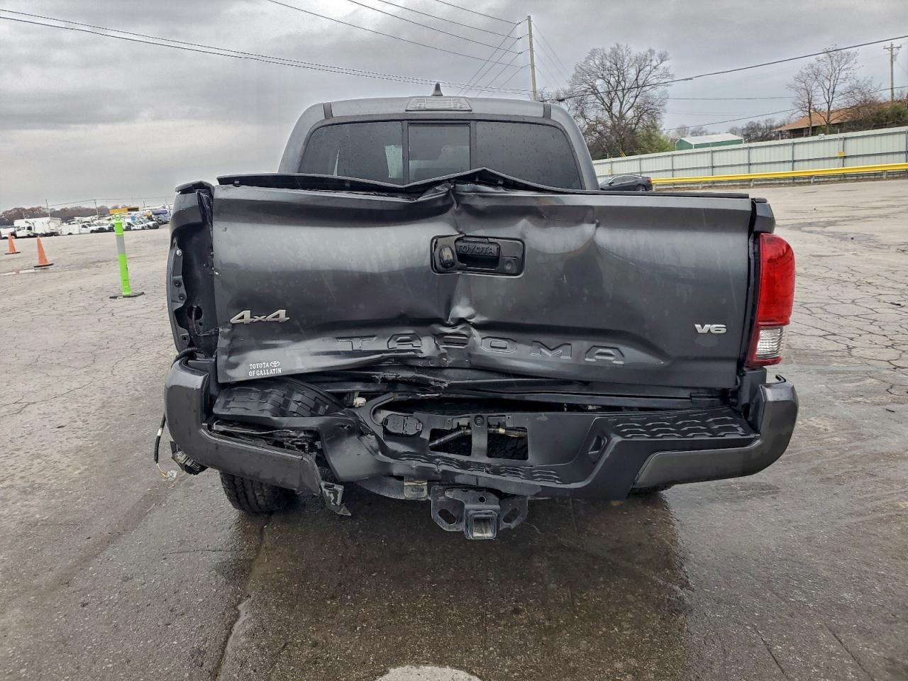 Toyota Tacoma Double Cab Image 3