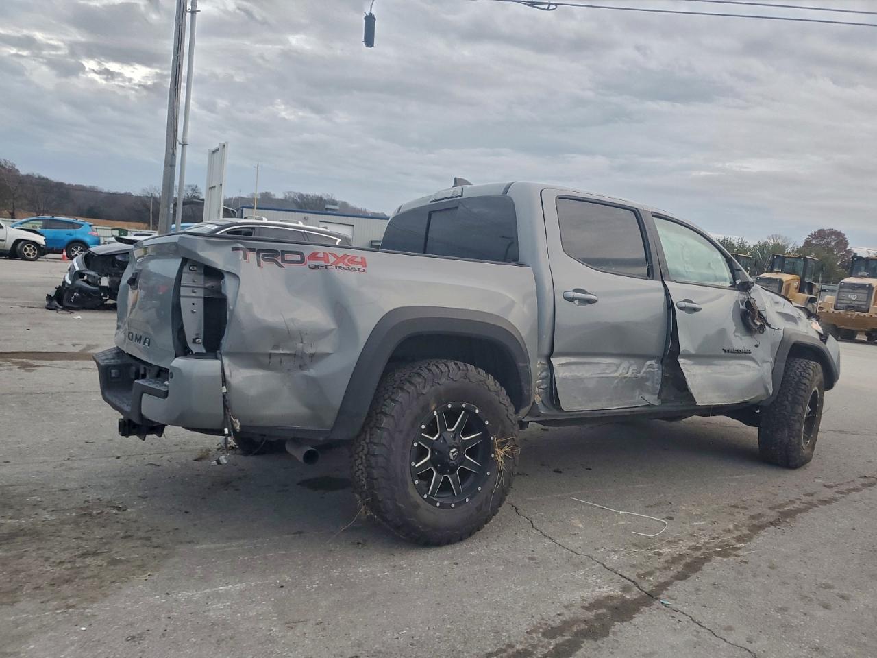 Toyota Tacoma Double Cab Image 3