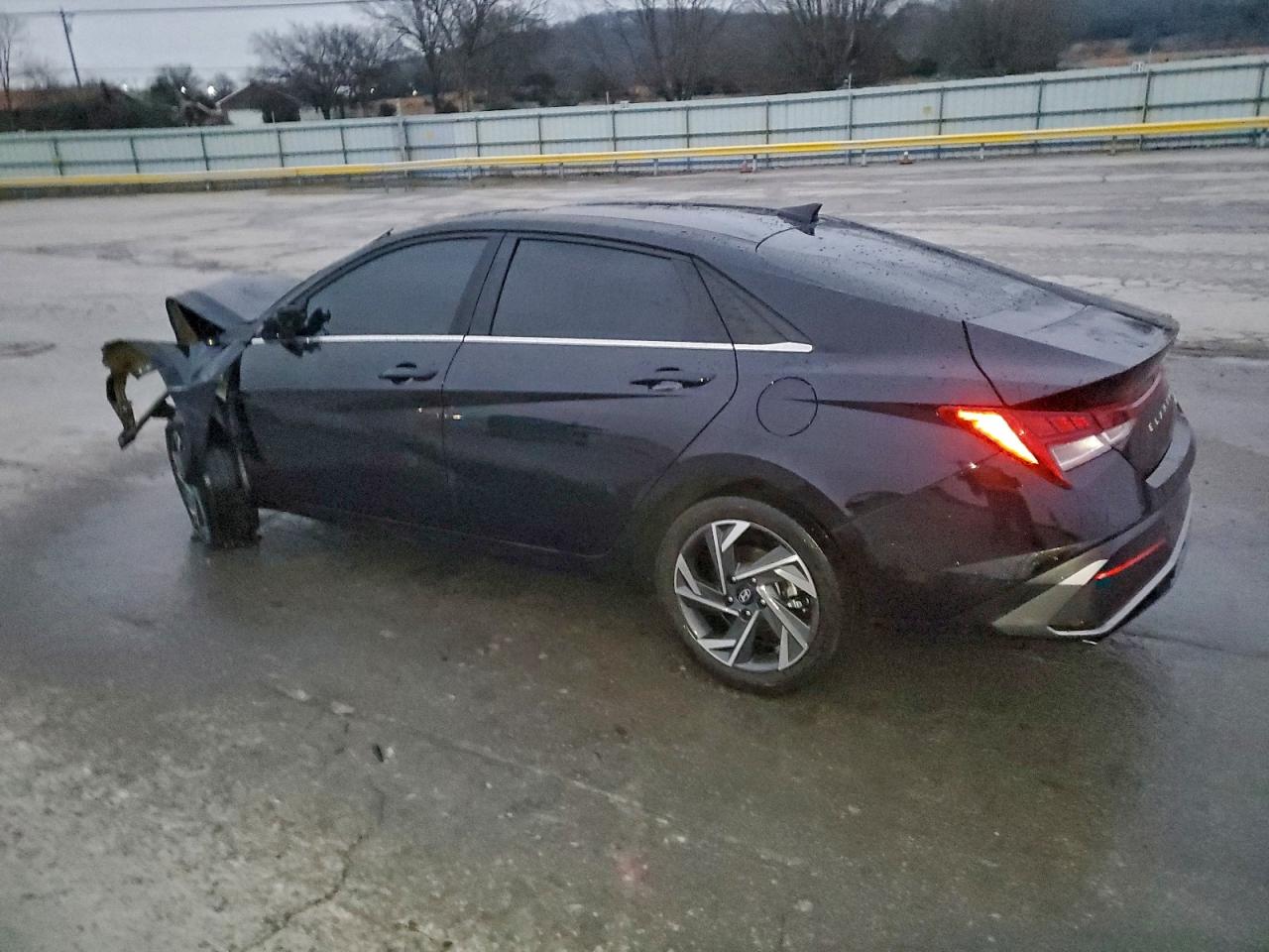 Hyundai ELANTRA Limited Image 2