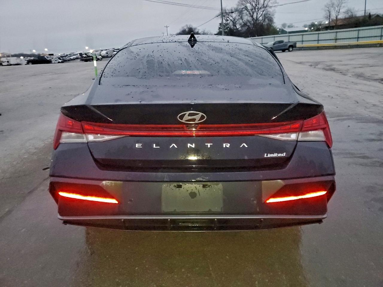 Hyundai ELANTRA Limited Image 8