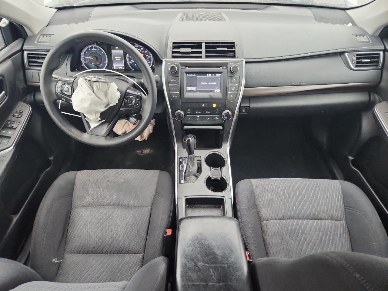 Toyota Camry Le Image 8