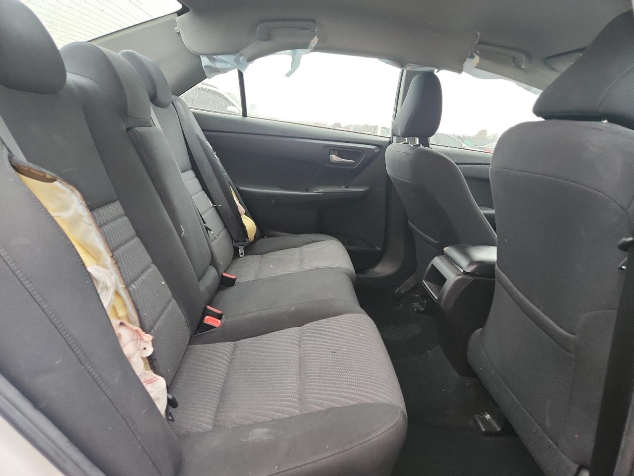 Toyota Camry Le Image 6