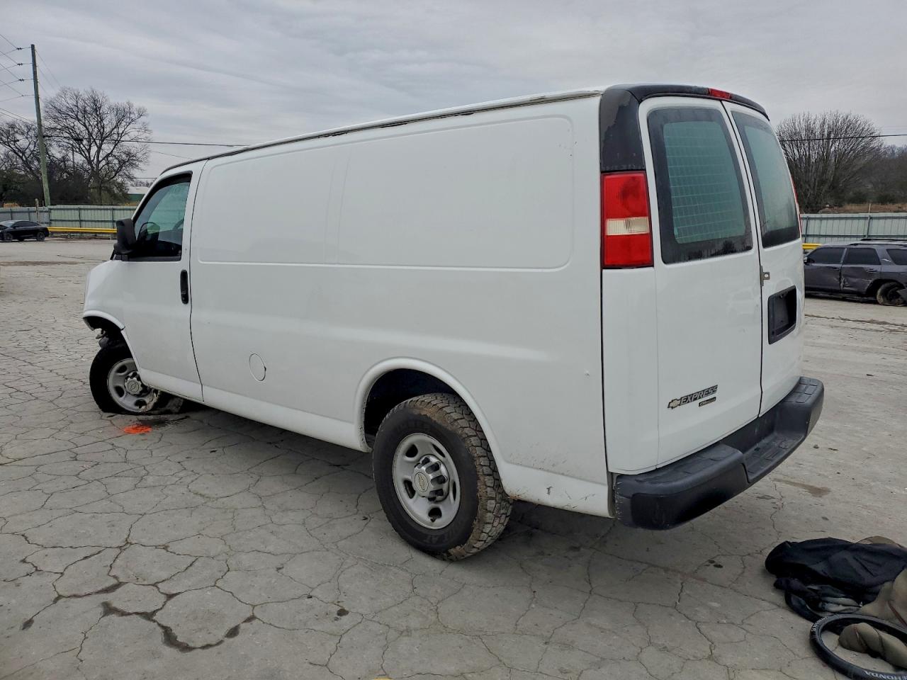 Chevrolet Express Image 2
