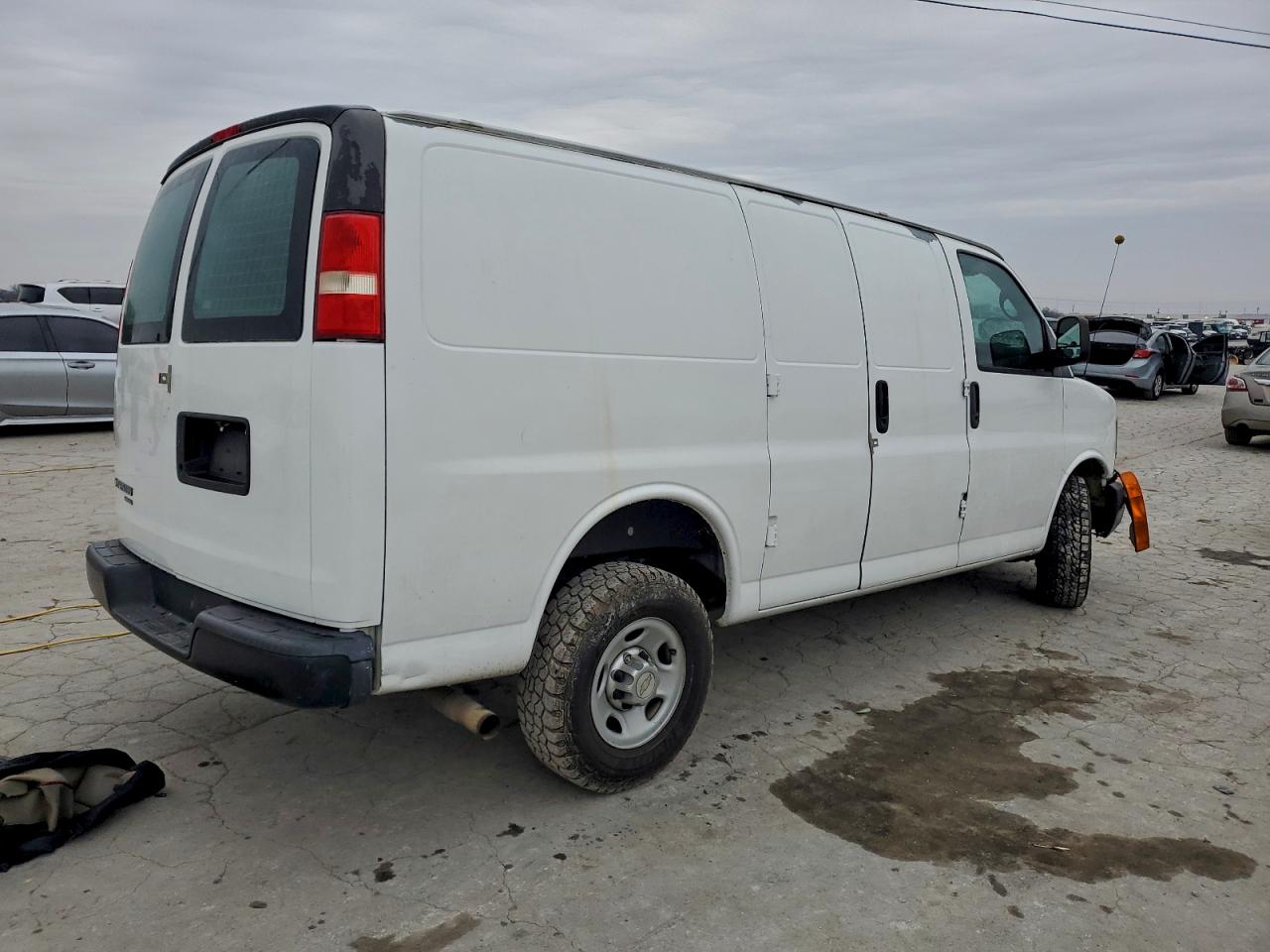 Chevrolet Express Image 3
