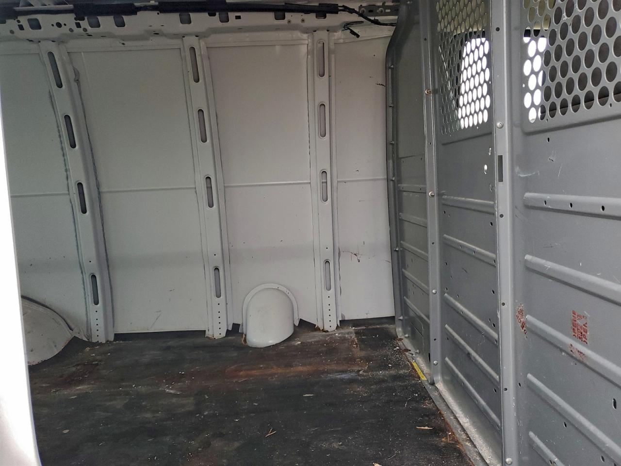 Chevrolet Express Image 13