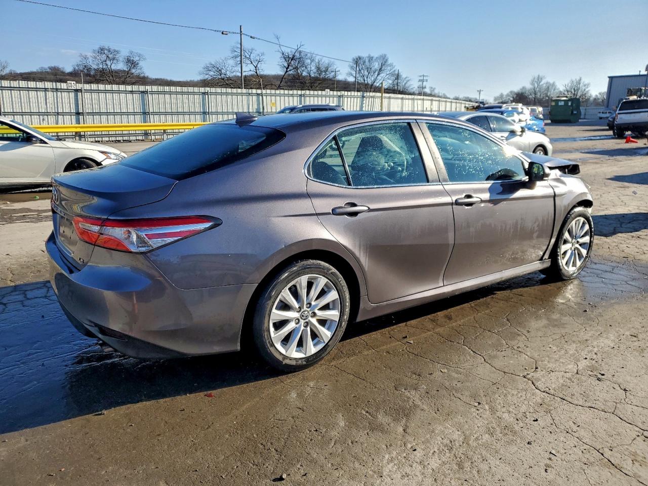 Toyota Camry Le Image 4