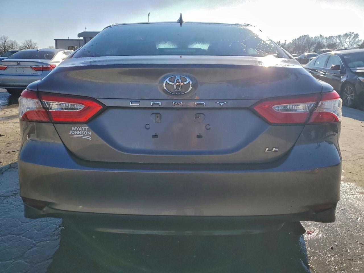 Toyota Camry Le Image 7