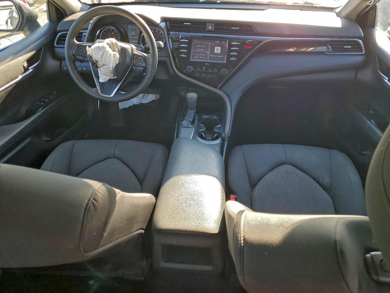 Toyota Camry Le Image 9