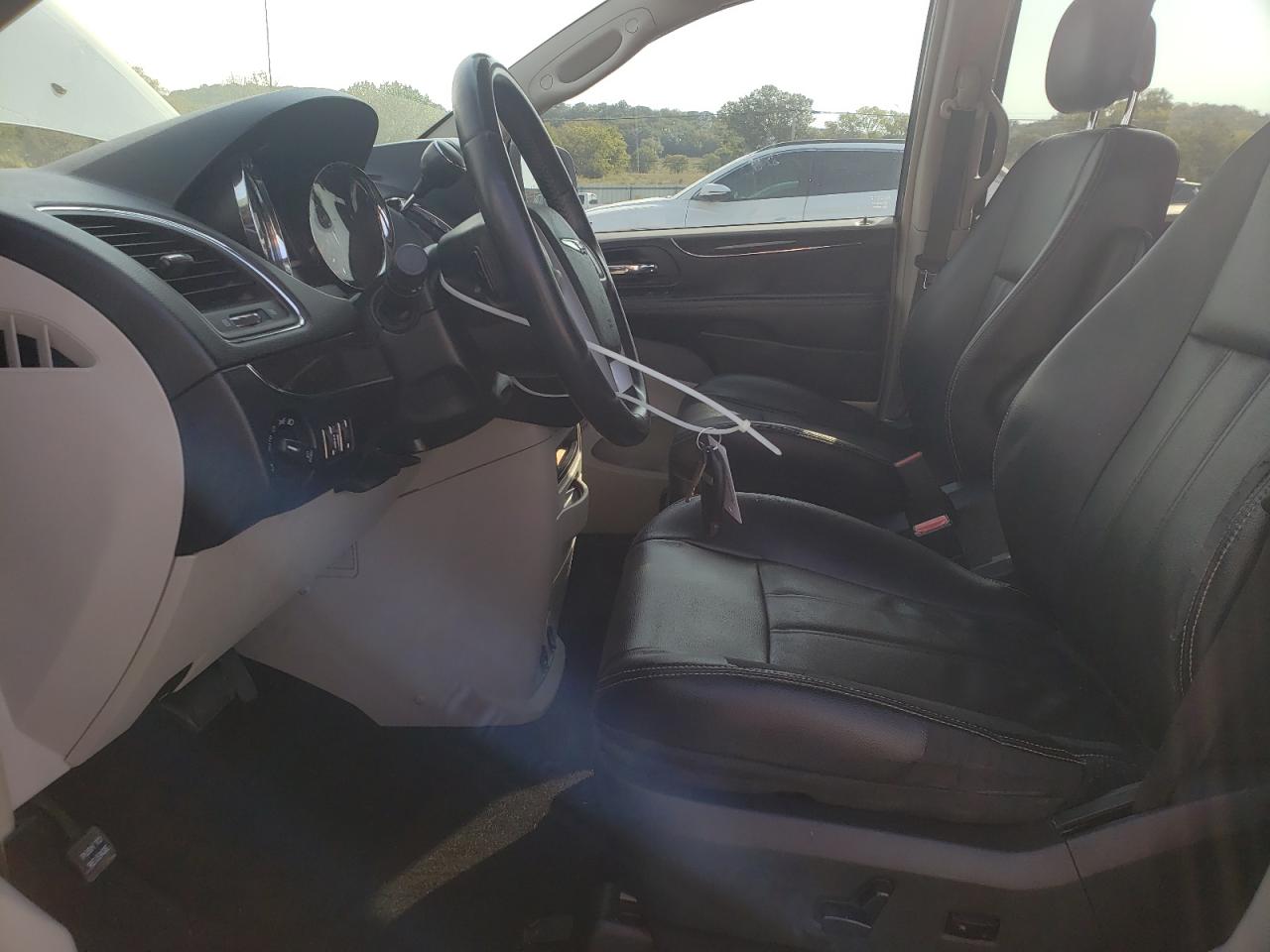 Chrysler Minivan Touring Image 7