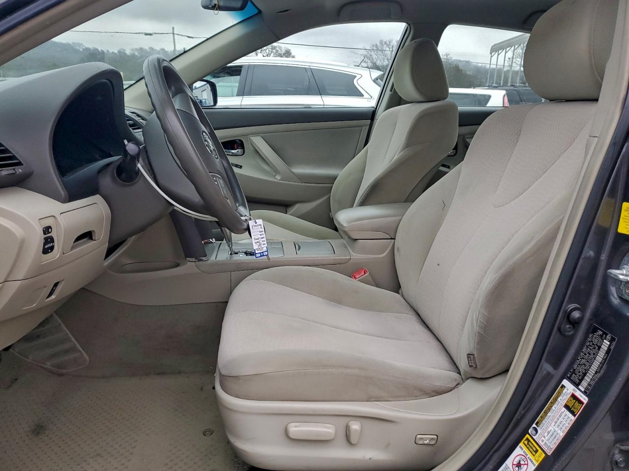 Toyota Camry Base Image 8