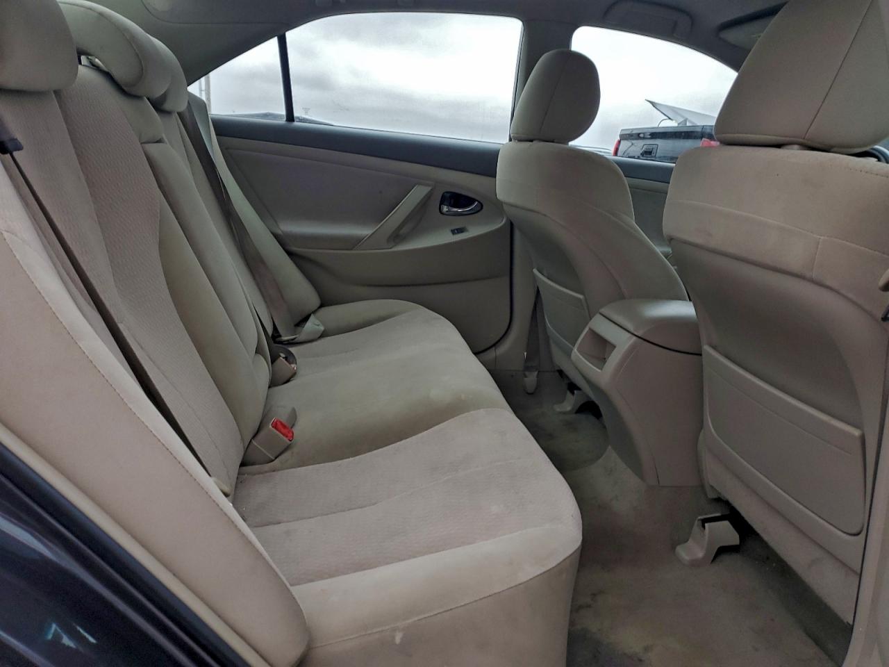 Toyota Camry Base Image 9