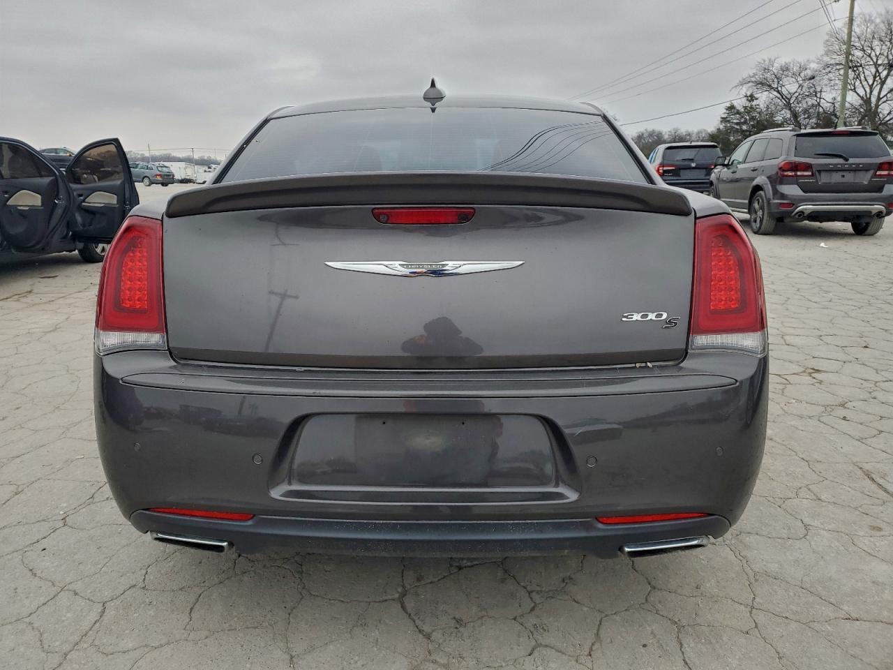 Chrysler 300 S Image 9