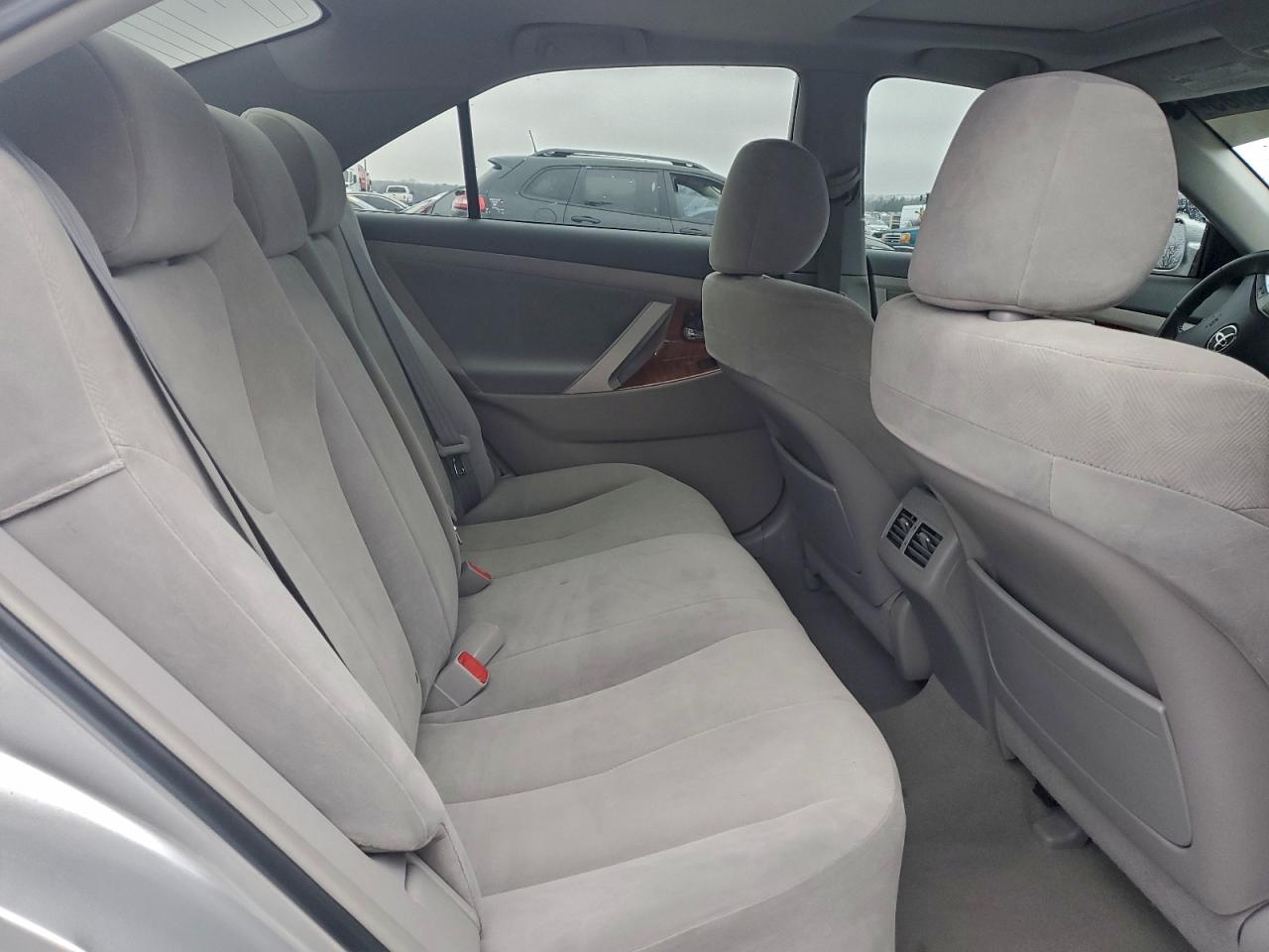 Toyota Camry Base Image 7