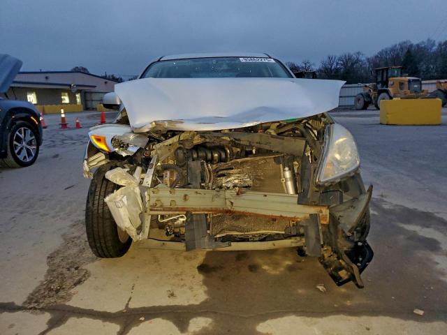 Nissan Versa S Image 3