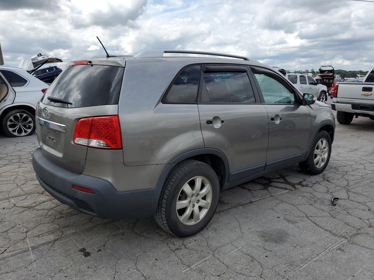 Kia Sorento Base Image 4