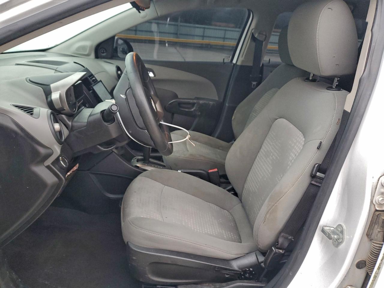 Chevrolet Sonic Ls Image 4