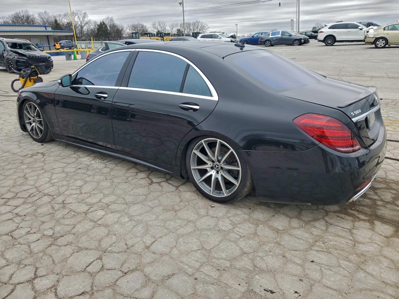Mercedes-Benz S-Class 560 Image 2