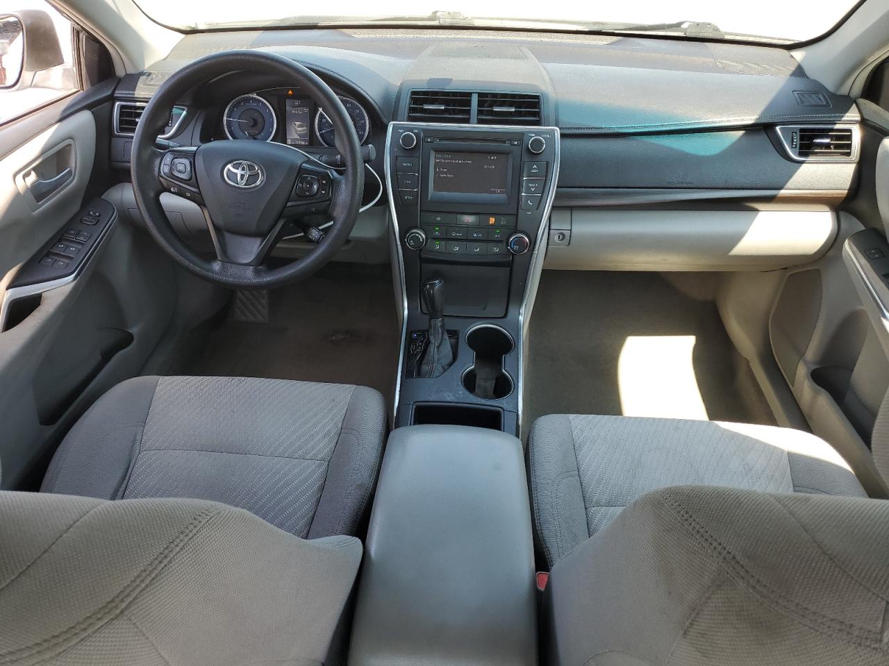 Toyota Camry Le Image 9