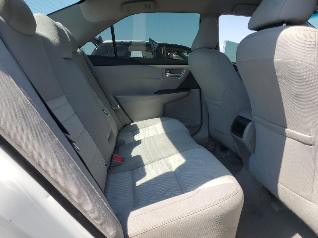 Toyota Camry Le Image 2