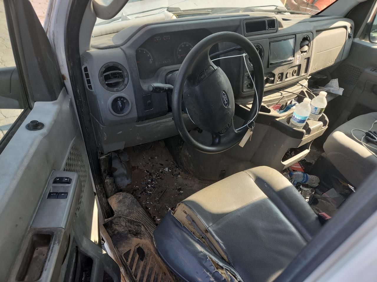 Ford Econoline E350 Super Duty Wagon Image 7