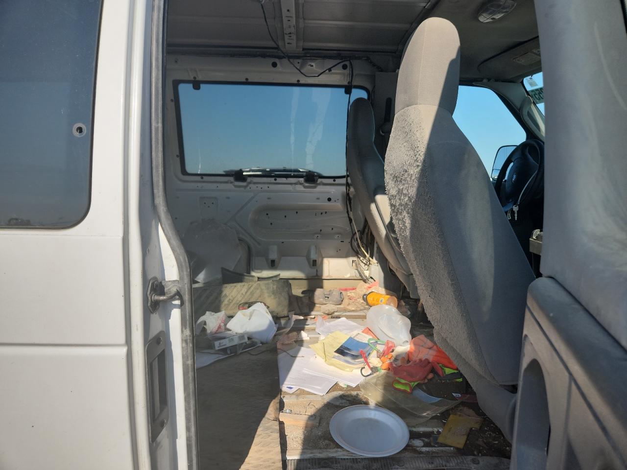 Ford Econoline E350 Super Duty Wagon Image 11