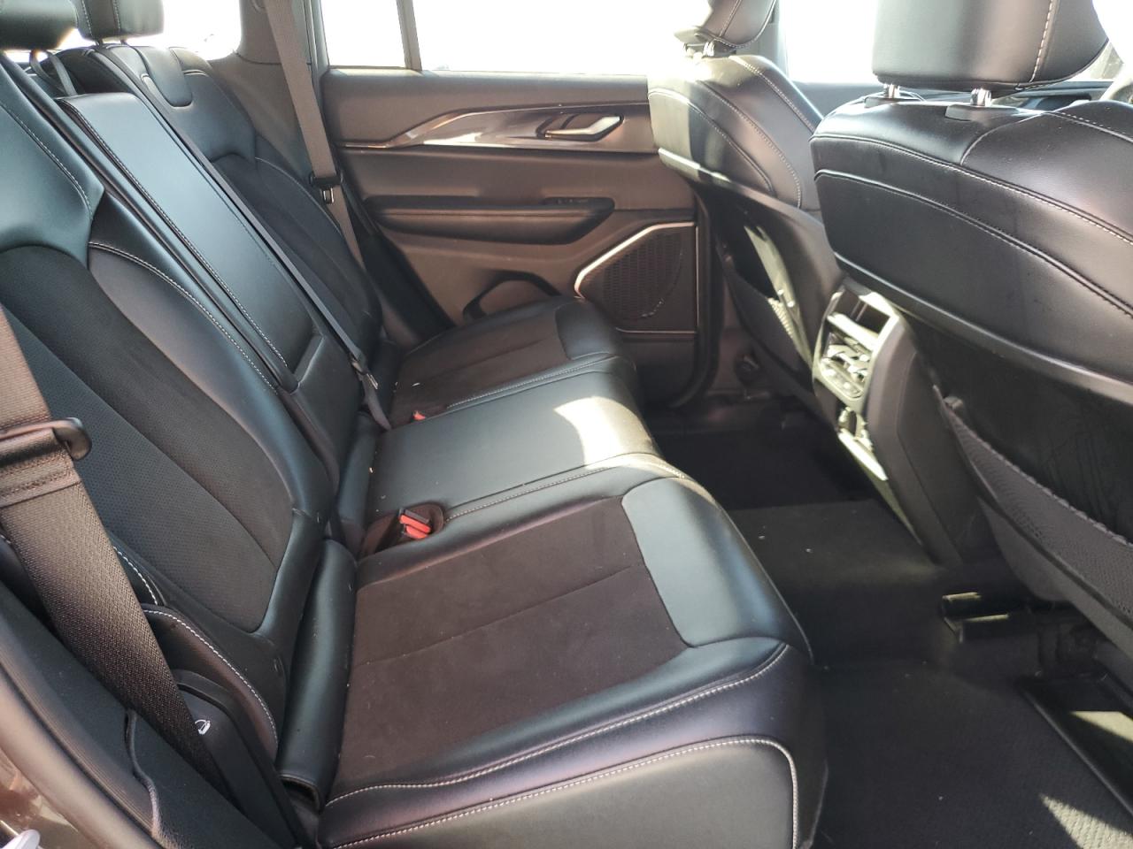 Jeep Grand Cherokee Laredo Image 9