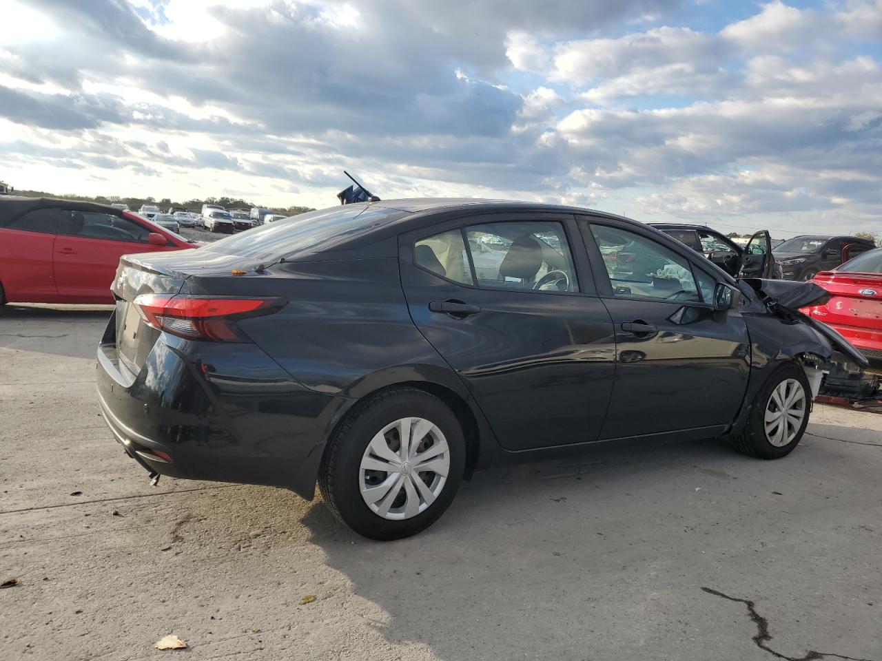 Nissan Versa S Image 3