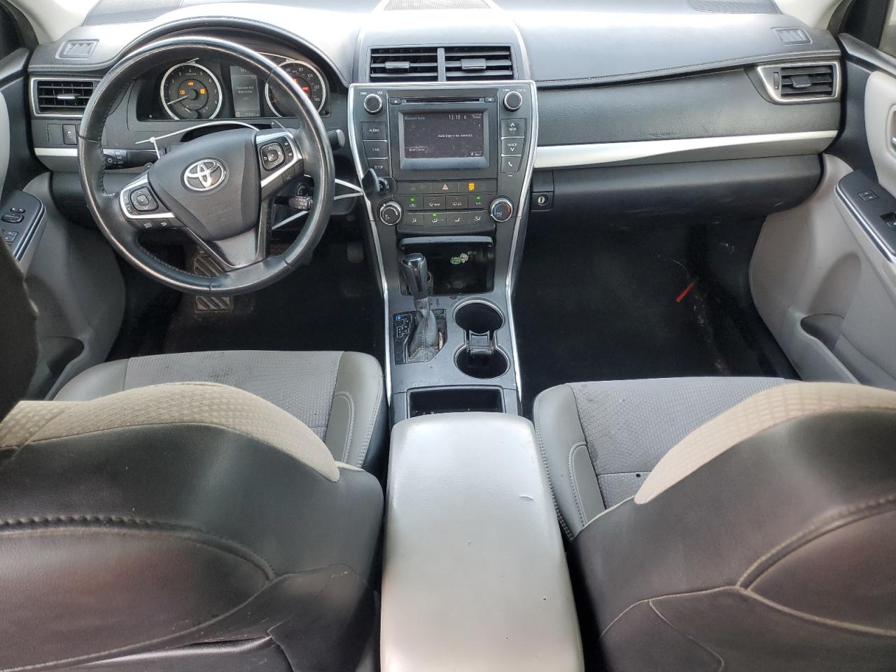 Toyota Camry Le Image 4