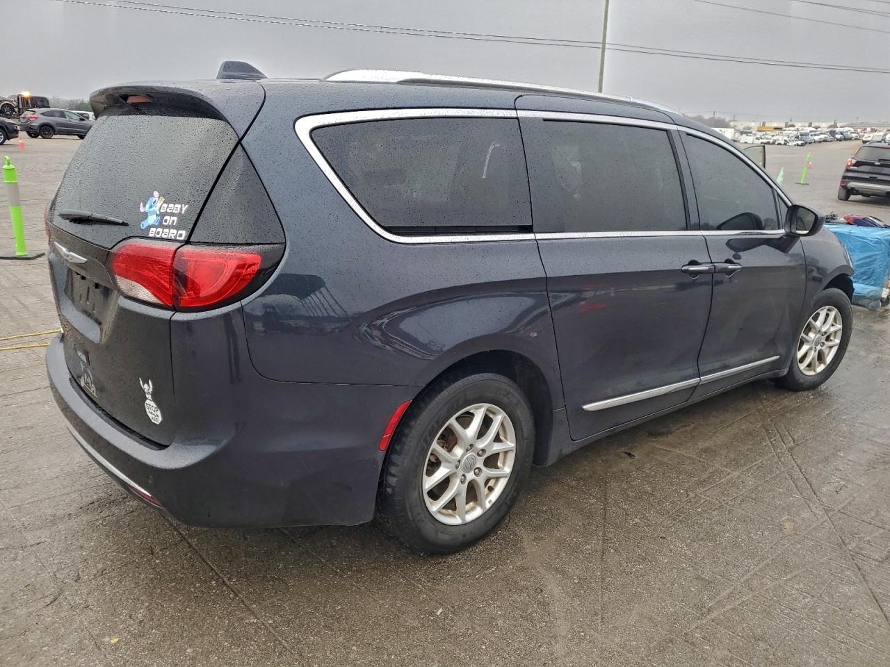 Chrysler Pacifica Touring L Image 4