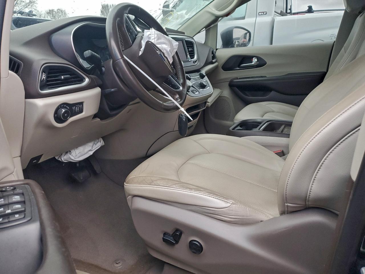 Chrysler Pacifica Touring L Image 10