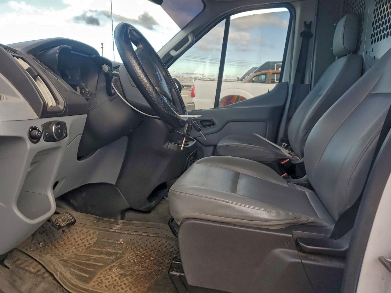 Ford Transit T-150 Image 9