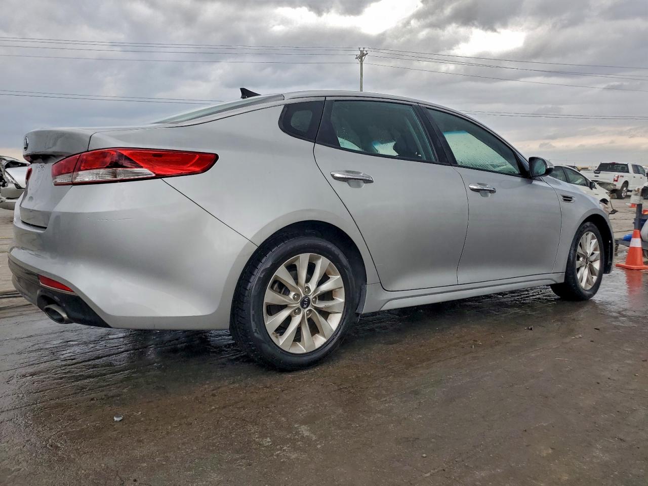 Kia Optima Lx Image 2